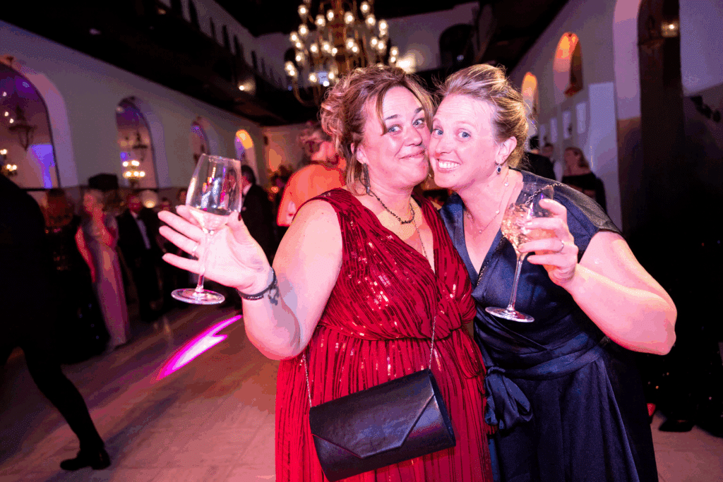 Manon, Gala, sprzedaż