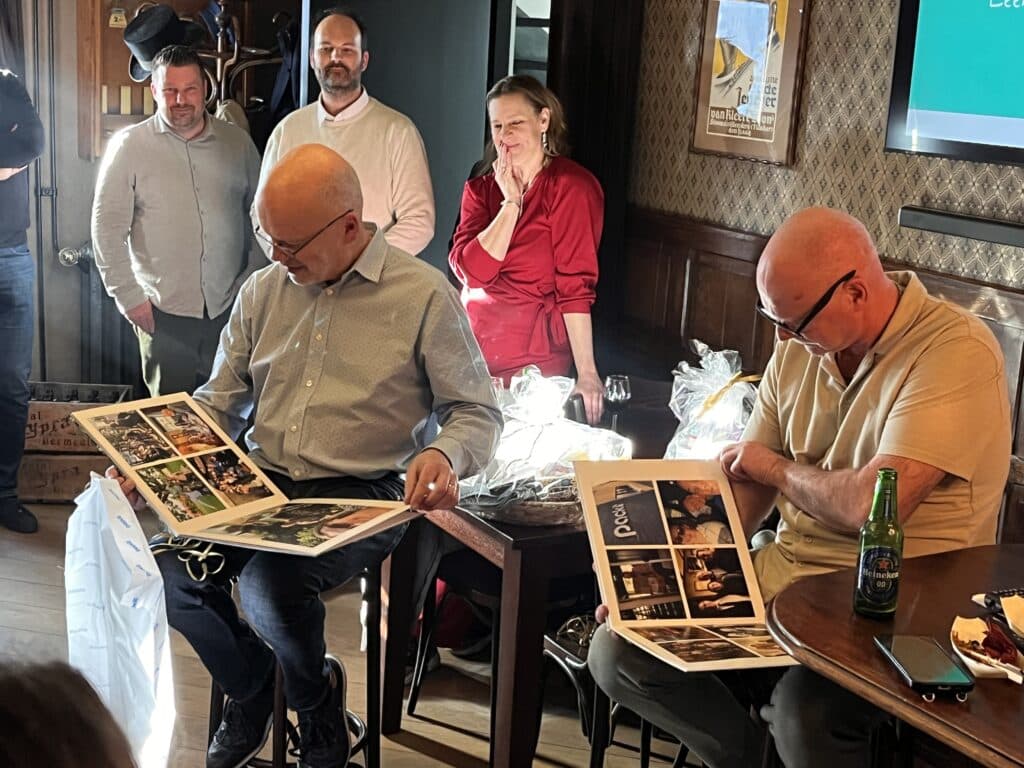 Rik en Peter bekijken hun fotoboek
